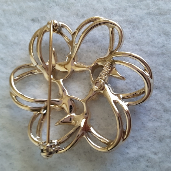 Retro pin, brooch.  Gold tone swirl. Vintage about 1974-75. - Picture 5 of 8